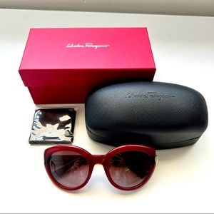 NWT FERRAGAMO Ladies 🍒Sunglasses🍒